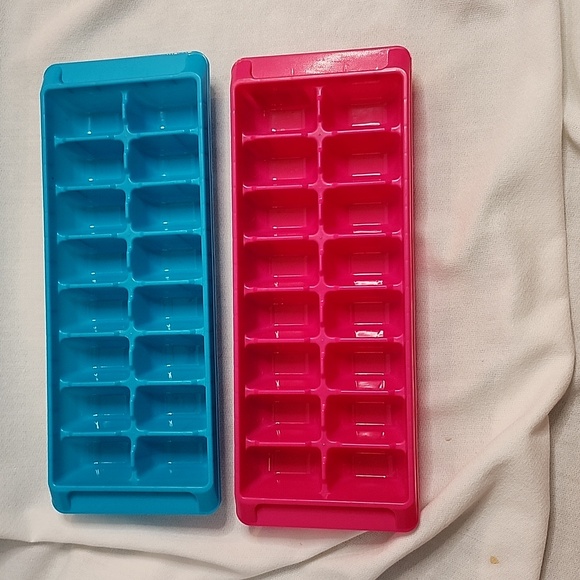 NWT 1.5 Gallon Stackable Beverage Dispenser and Colorful Ice Cube Trays - Picture 13 of 16